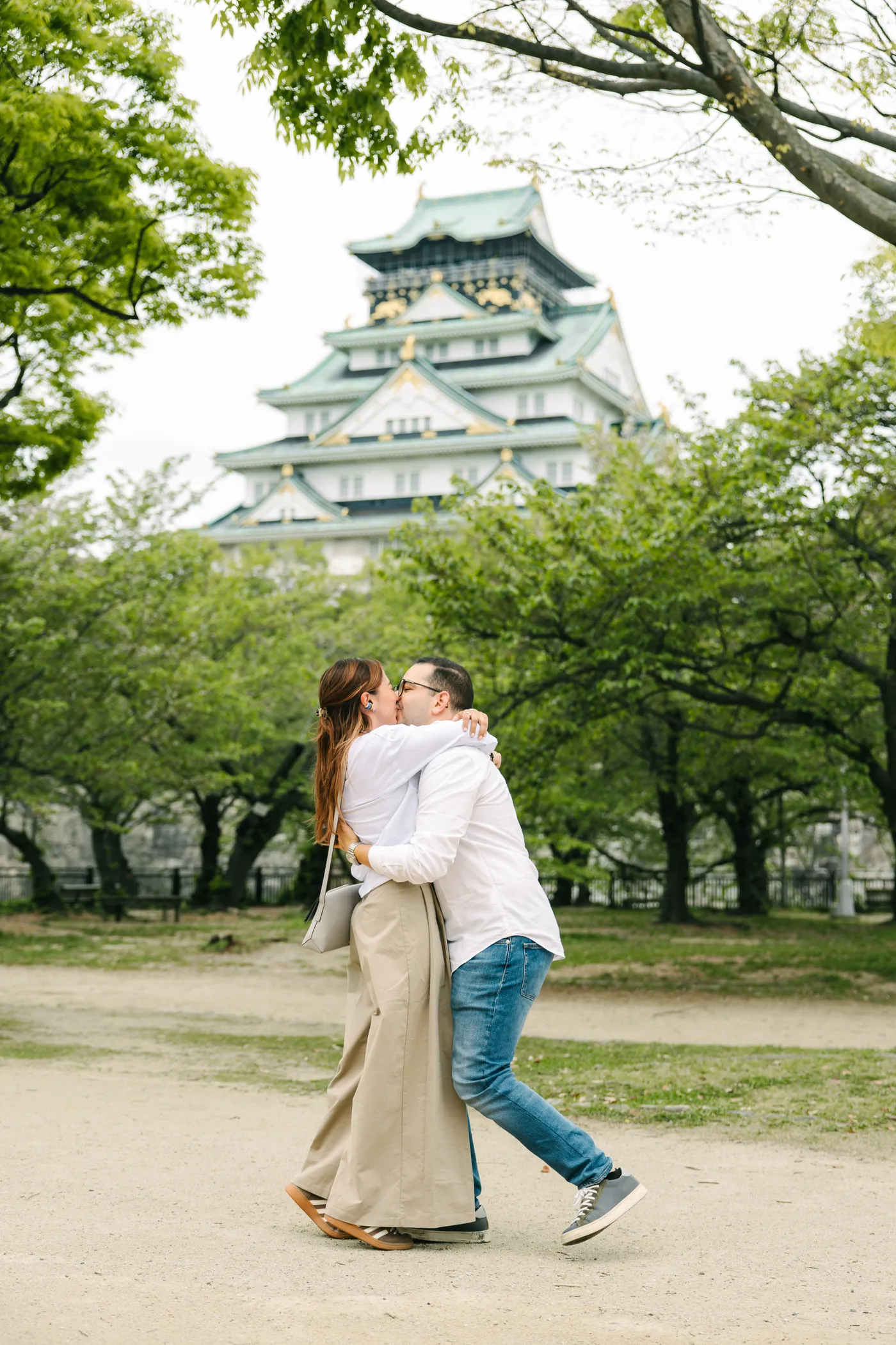 Juanita y David se besan frente al Castillo de Osaka